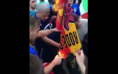 La vergogna di Charleroi: tifosi italiani bruciano la bandiera del Belgio
