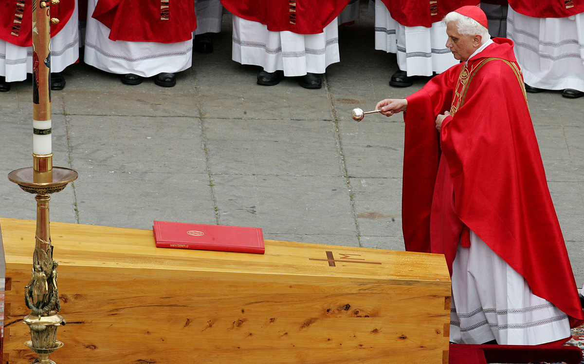L’omaggio di Papa Francesco a Ratzinger, per i 65 anni di sacerdozio