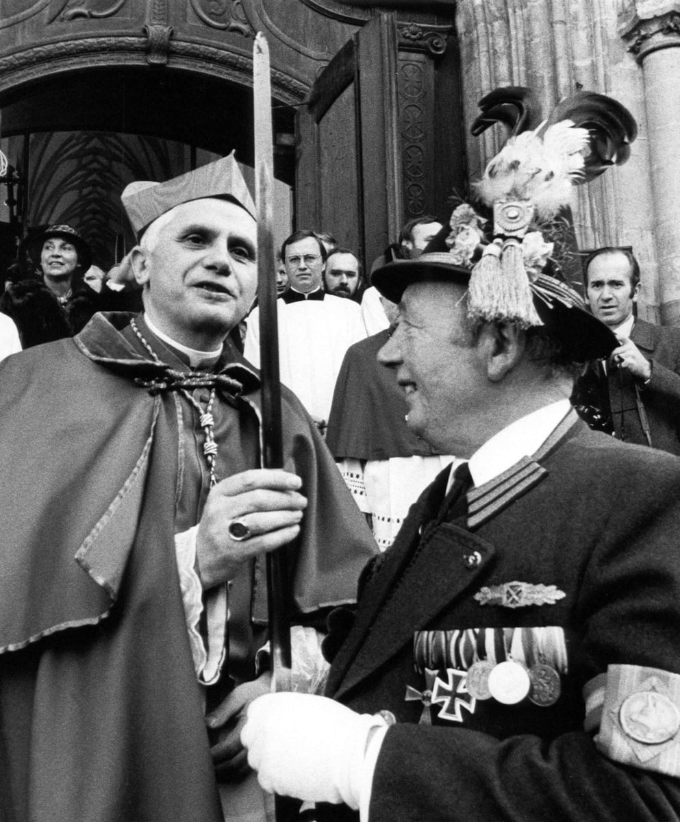 L’omaggio di Papa Francesco a Ratzinger, per i 65 anni di sacerdozio