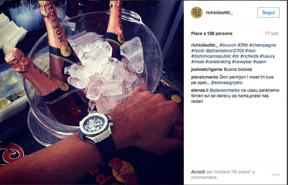 #RichKids, la nuova moda dei giovani ricchi è gettare lo champagne in acqua #RichKids, la nuova moda dei giovani ricchi è gettare lo champagne in acqua