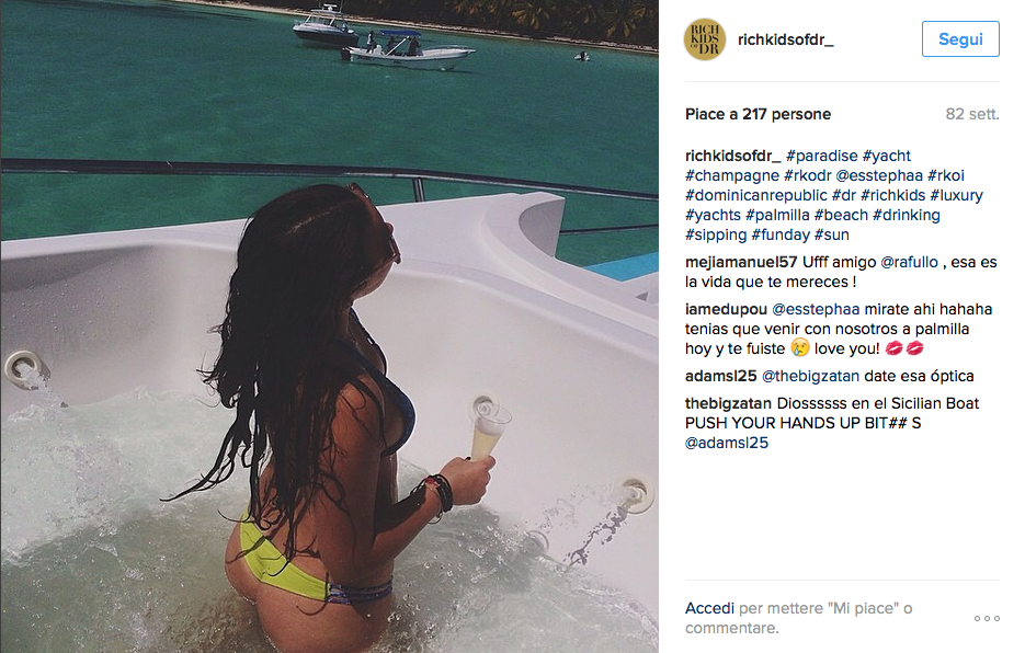 #RichKids, la nuova moda dei giovani ricchi è gettare lo champagne in acqua #RichKids, la nuova moda dei giovani ricchi è gettare lo champagne in acqua