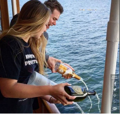 #RichKids, la nuova moda dei giovani ricchi è gettare lo champagne in acqua #RichKids, la nuova moda dei giovani ricchi è gettare lo champagne in acqua