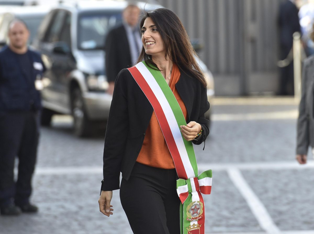 Galleria foto 'Virginia Raggi: primo giorno da sindaco di Roma' - foto 3
