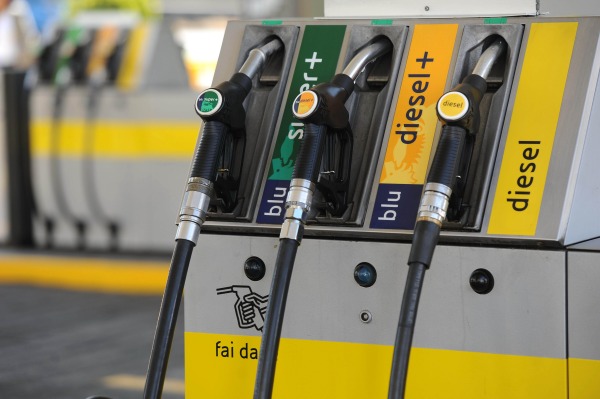 Prezzi benzina, ecco come abbiamo risparmiato 8 miliardi