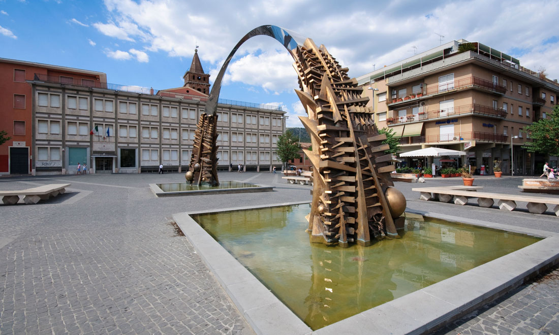 Arnaldo Pomodoro compie 90 anni: le foto delle sue sculture dorate Arnaldo Pomodoro compie 90 anni: le foto delle sue sculture dorate