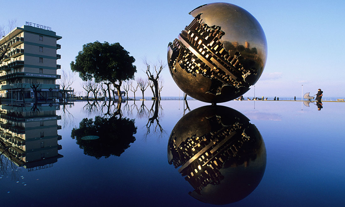 Arnaldo Pomodoro compie 90 anni: le foto delle sue sculture dorate Arnaldo Pomodoro compie 90 anni: le foto delle sue sculture dorate