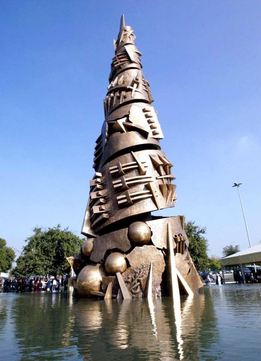 Arnaldo Pomodoro compie 90 anni: le foto delle sue sculture dorate Arnaldo Pomodoro compie 90 anni: le foto delle sue sculture dorate