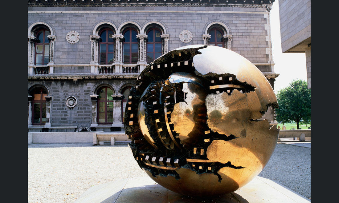 Arnaldo Pomodoro compie 90 anni: le foto delle sue sculture dorate Arnaldo Pomodoro compie 90 anni: le foto delle sue sculture dorate