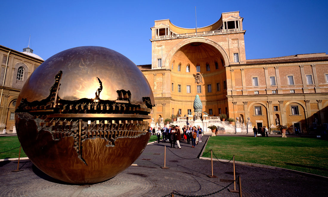 Arnaldo Pomodoro compie 90 anni: le foto delle sue sculture dorate Arnaldo Pomodoro compie 90 anni: le foto delle sue sculture dorate
