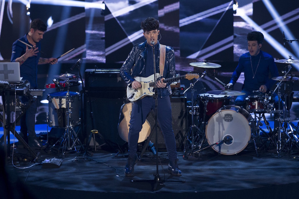 The Kolors: Stash sputa sulla telecamera e rifiuta l’MTV Award (Video) The Kolors: Stash sputa sulla telecamera e rifiuta l’MTV Award (Video)