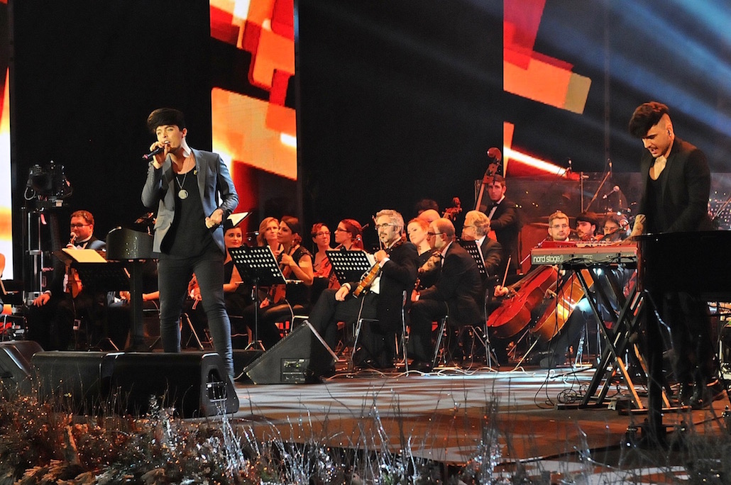 The Kolors: Stash sputa sulla telecamera e rifiuta l’MTV Award (Video) The Kolors: Stash sputa sulla telecamera e rifiuta l’MTV Award (Video)