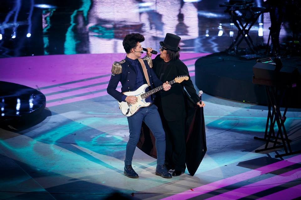 The Kolors: Stash sputa sulla telecamera e rifiuta l’MTV Award (Video) The Kolors: Stash sputa sulla telecamera e rifiuta l’MTV Award (Video)