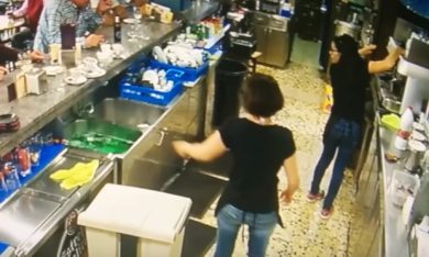 Europei di calcio? No, sono i riflessi di una barista