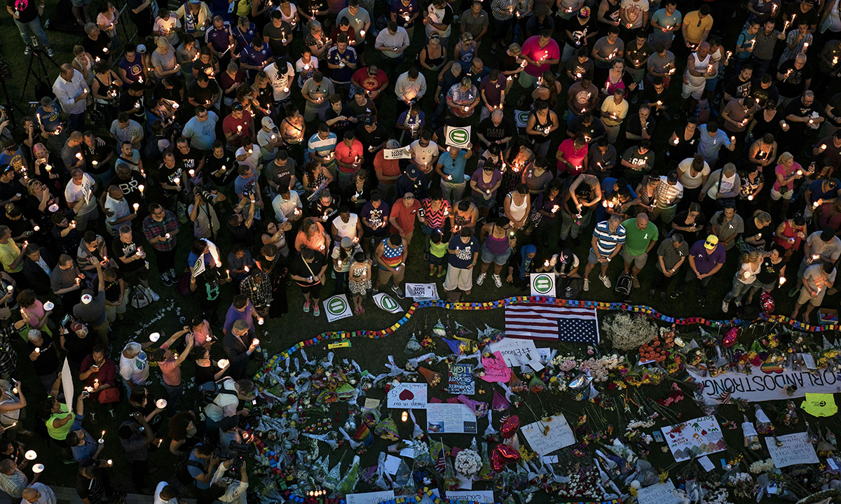 Strage di Orlando: l’abbraccio di Obama alle famiglie Strage di Orlando: l’abbraccio di Obama alle famiglie