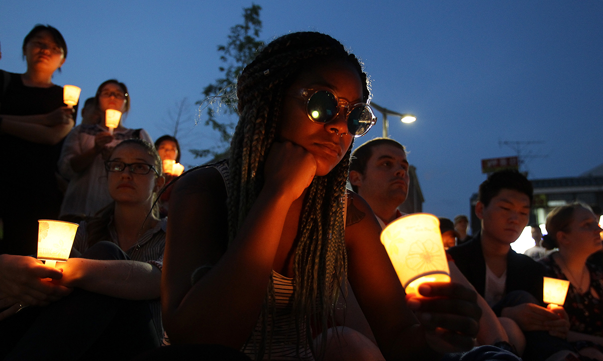 Strage di Orlando: l’abbraccio di Obama alle famiglie Strage di Orlando: l’abbraccio di Obama alle famiglie