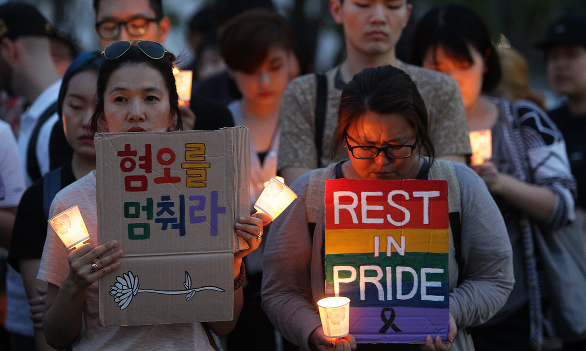 Strage di Orlando: l’abbraccio di Obama alle famiglie Strage di Orlando: l’abbraccio di Obama alle famiglie