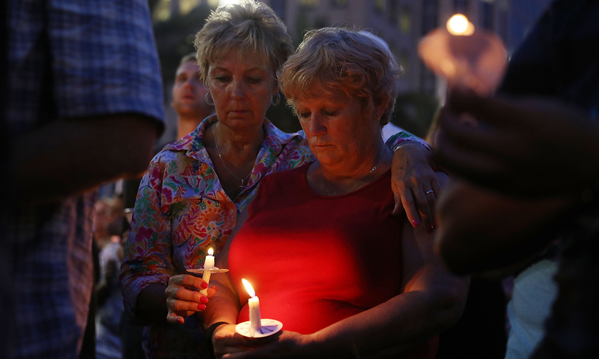 Strage di Orlando: l’abbraccio di Obama alle famiglie Strage di Orlando: l’abbraccio di Obama alle famiglie