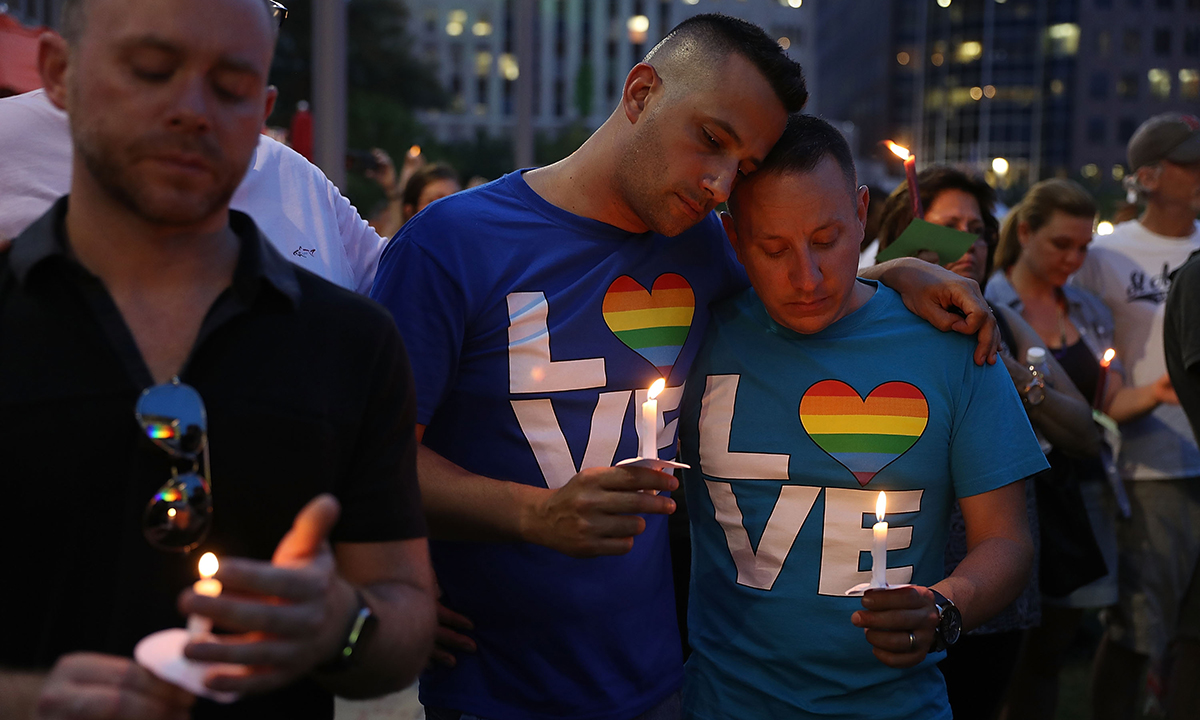 Strage di Orlando: l’abbraccio di Obama alle famiglie Strage di Orlando: l’abbraccio di Obama alle famiglie