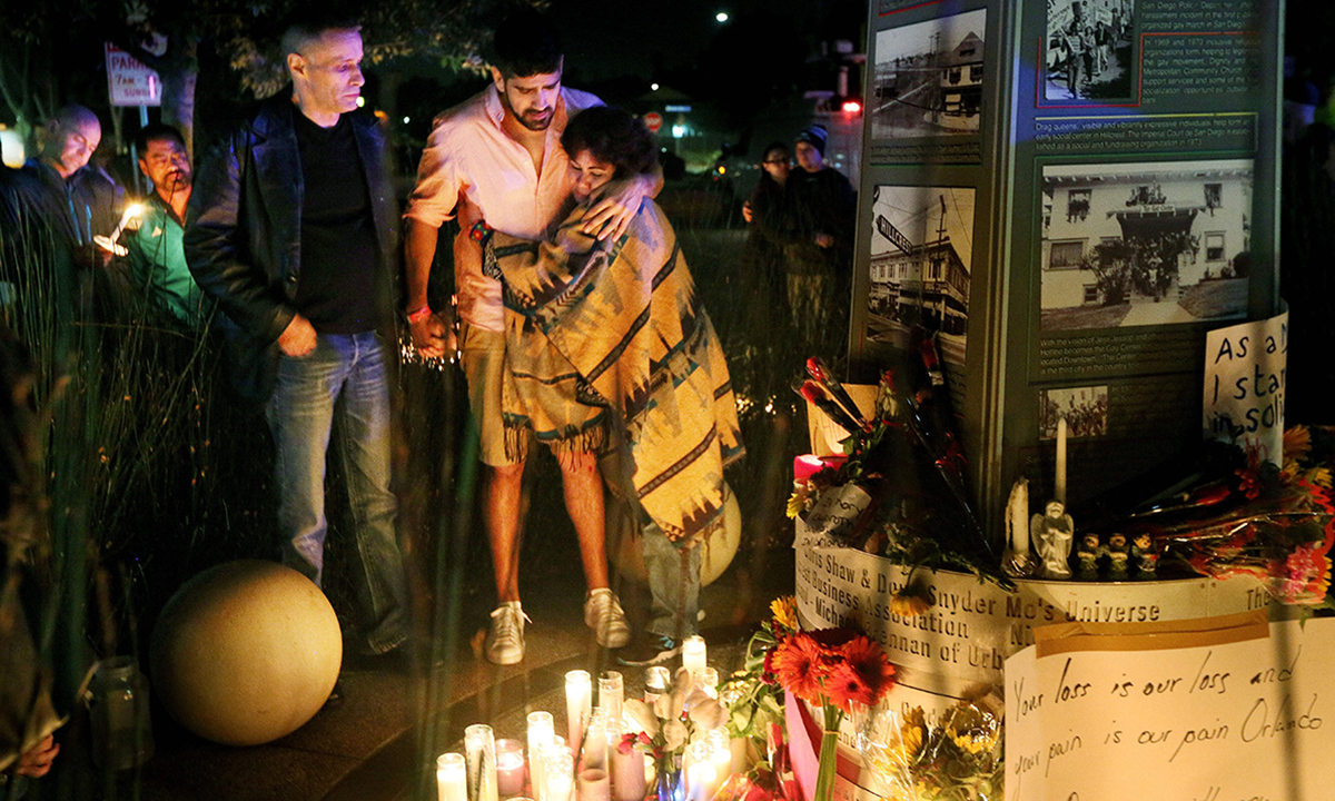 Strage di Orlando: l’abbraccio di Obama alle famiglie Strage di Orlando: l’abbraccio di Obama alle famiglie