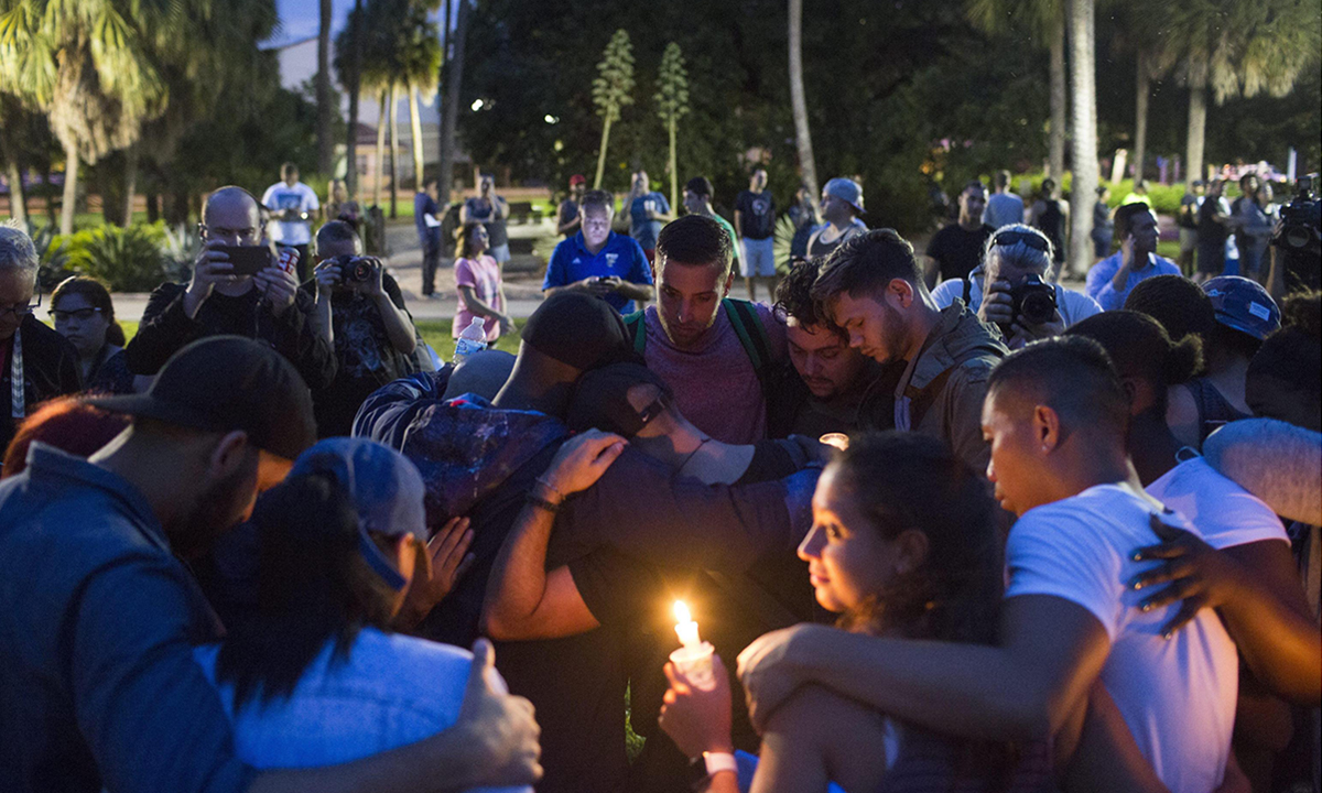 Strage di Orlando: l’abbraccio di Obama alle famiglie Strage di Orlando: l’abbraccio di Obama alle famiglie