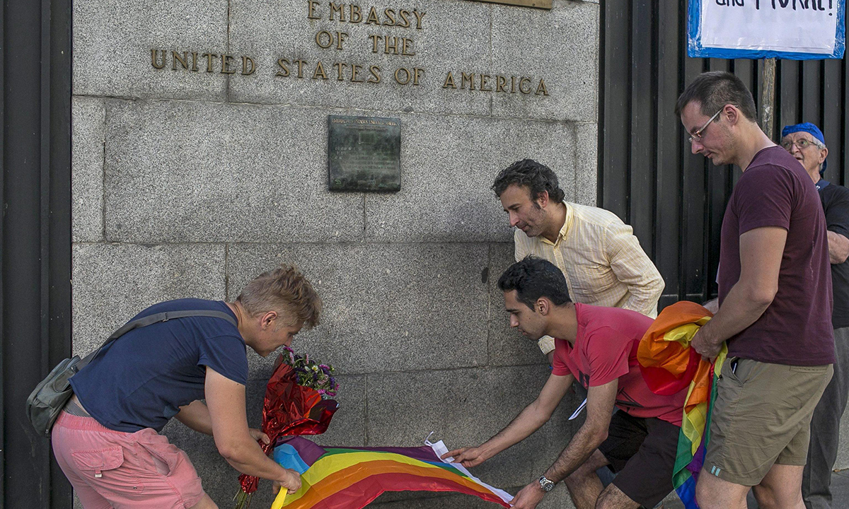 Strage di Orlando: l’abbraccio di Obama alle famiglie Strage di Orlando: l’abbraccio di Obama alle famiglie