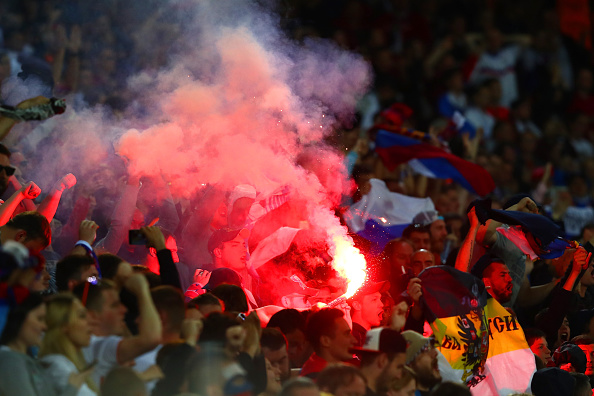 Euro 2016, i tifosi della Russia beffano i controlli: fumogeni in curva Euro 2016, i tifosi della Russia beffano i controlli: fumogeni in curva