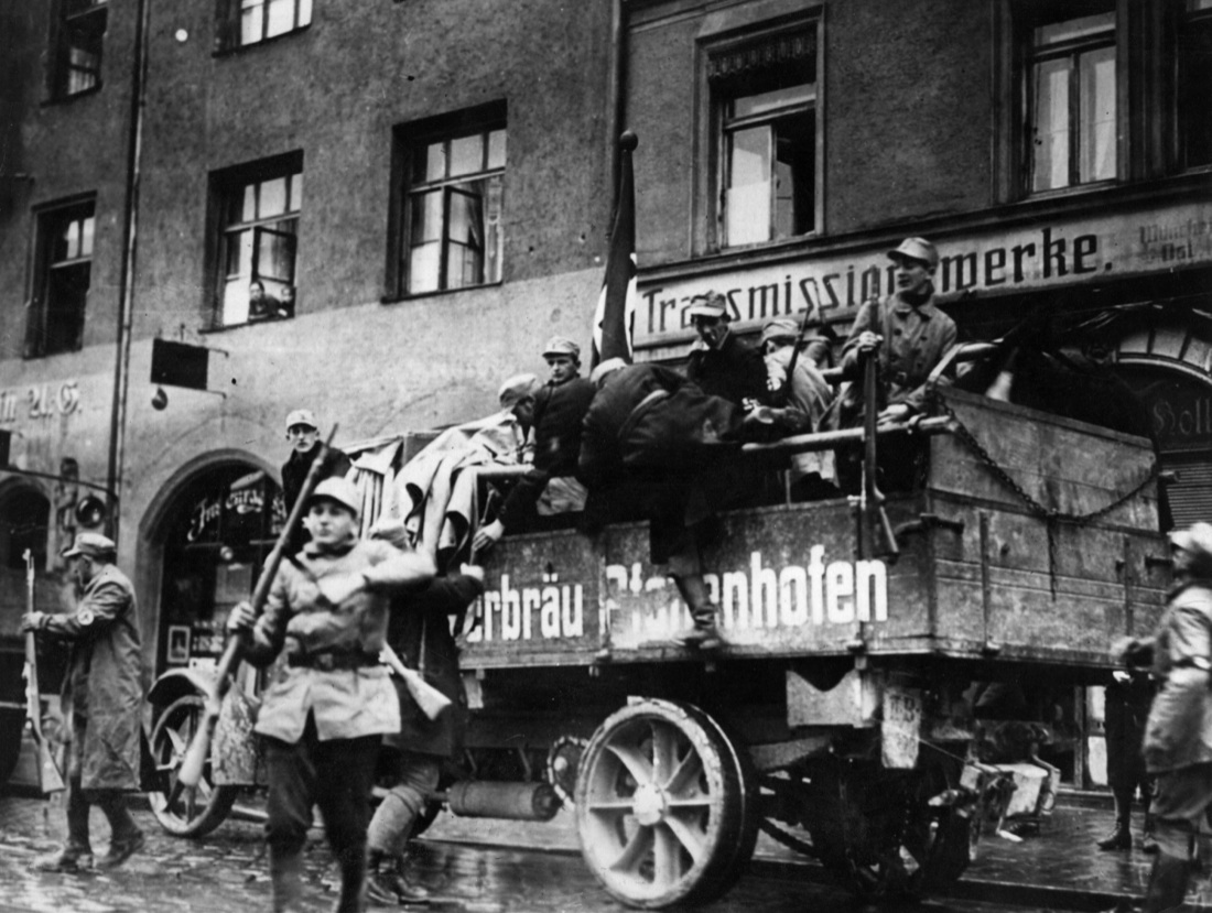 Hitler, Il “Mein Kampf” e gli anni di Weimar (1918-1933) – Foto Hitler, Il “Mein Kampf” e gli anni di Weimar (1918-1933) – Foto