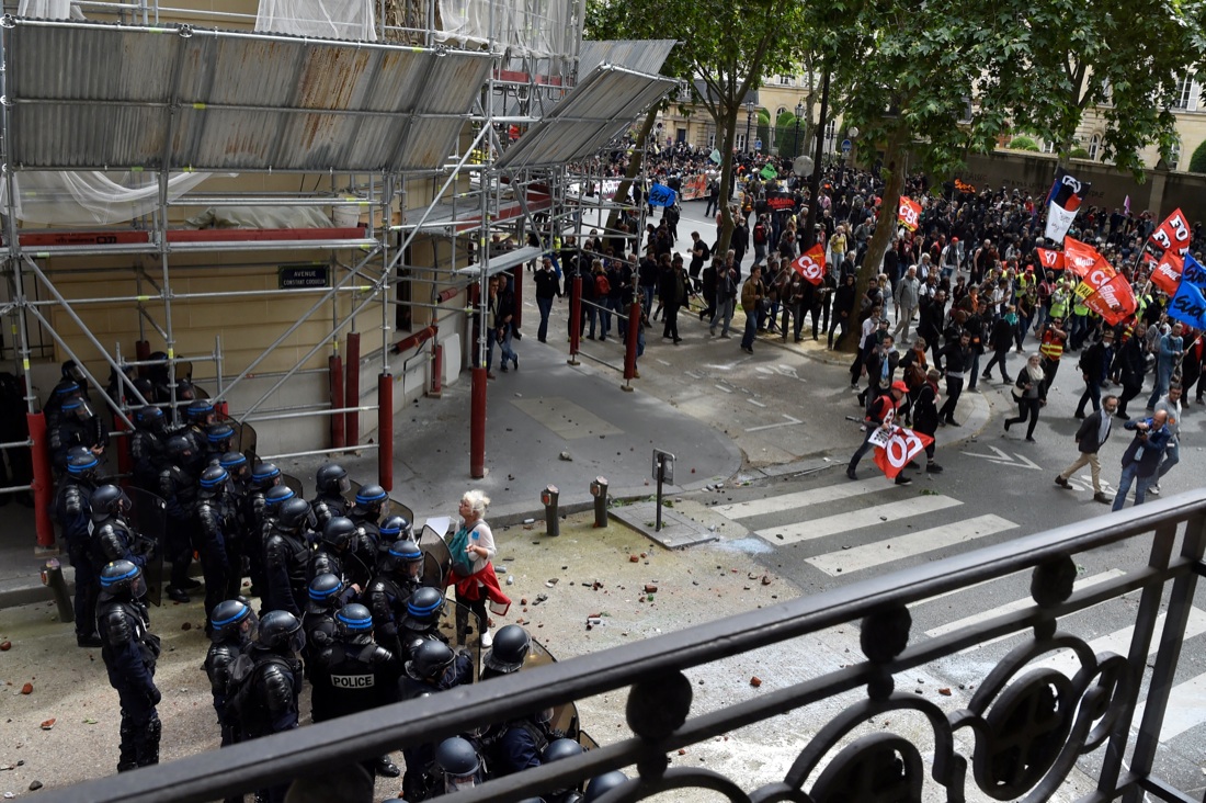 Scontri a Parigi durante la manifestazione contro la riforma del lavoro Scontri a Parigi durante la manifestazione contro la riforma del lavoro
