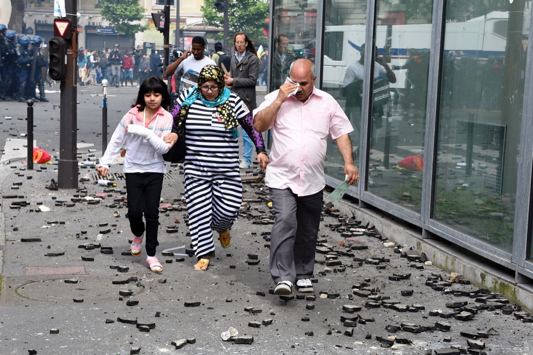 Scontri a Parigi durante la manifestazione contro la riforma del lavoro Scontri a Parigi durante la manifestazione contro la riforma del lavoro