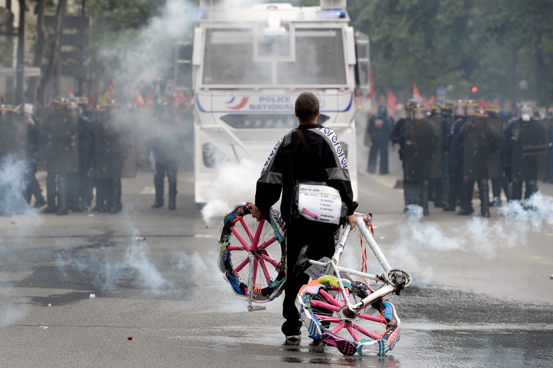Scontri a Parigi durante la manifestazione contro la riforma del lavoro Scontri a Parigi durante la manifestazione contro la riforma del lavoro
