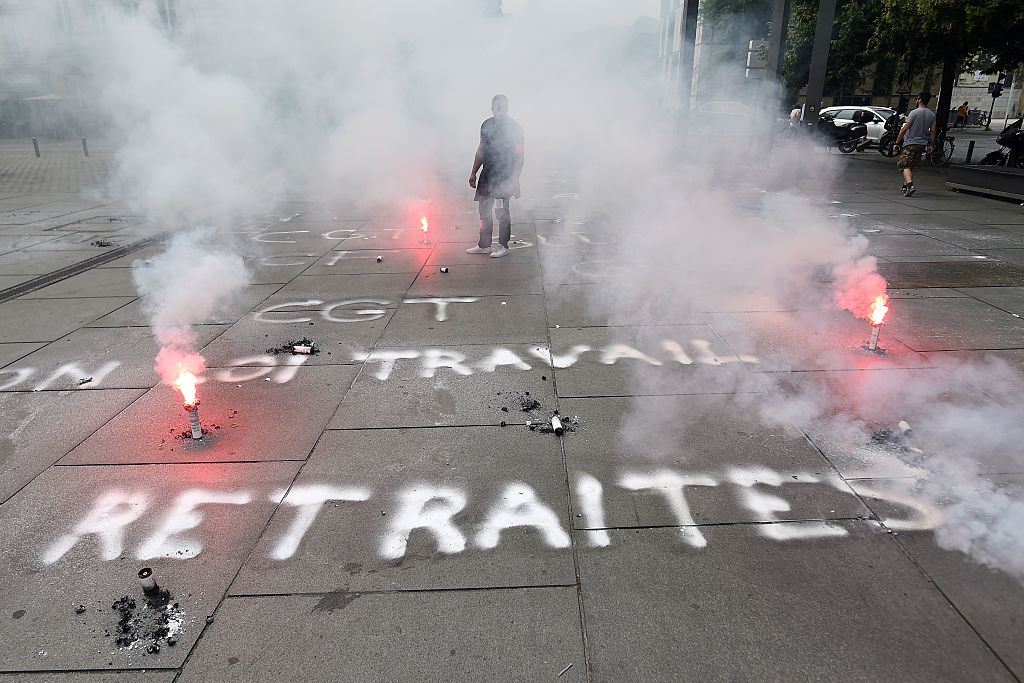 Scontri a Parigi durante la manifestazione contro la riforma del lavoro Scontri a Parigi durante la manifestazione contro la riforma del lavoro