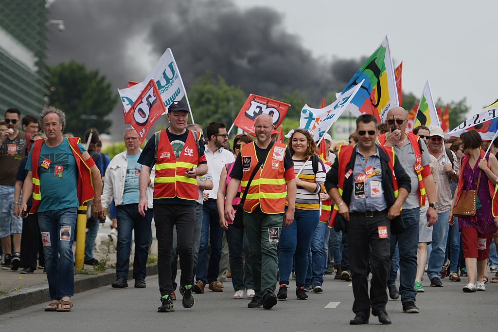 Scontri a Parigi durante la manifestazione contro la riforma del lavoro Scontri a Parigi durante la manifestazione contro la riforma del lavoro