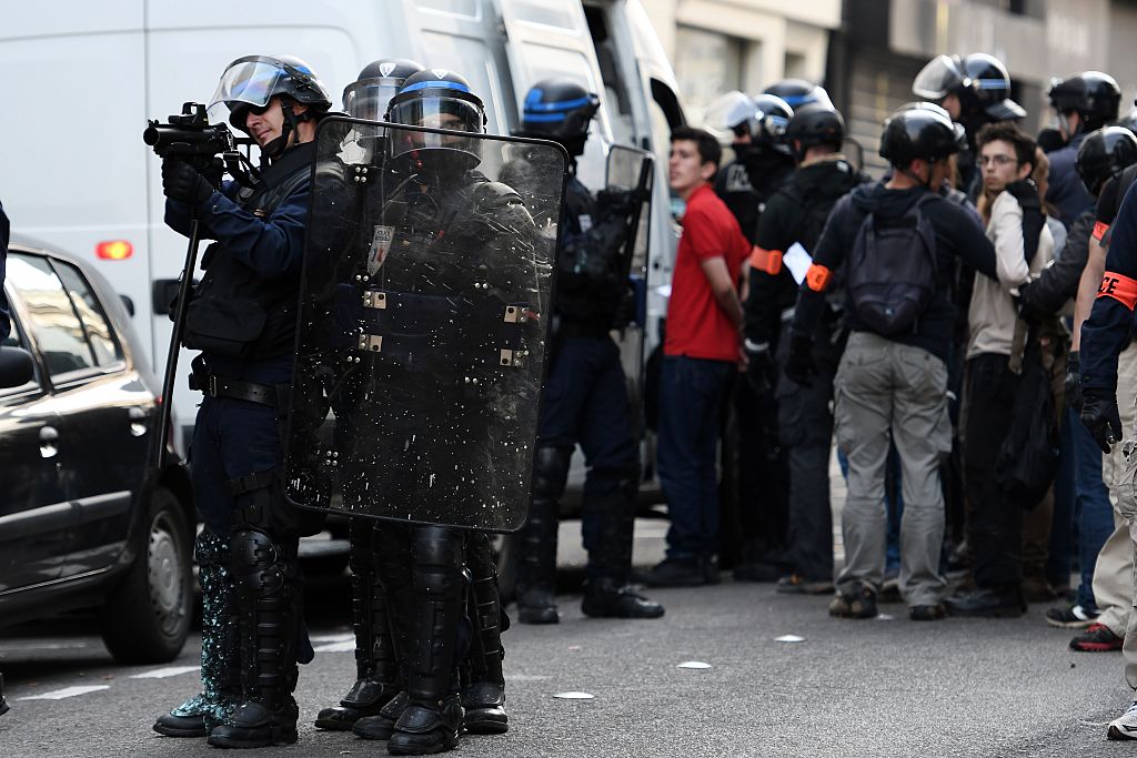 Scontri a Parigi durante la manifestazione contro la riforma del lavoro Scontri a Parigi durante la manifestazione contro la riforma del lavoro