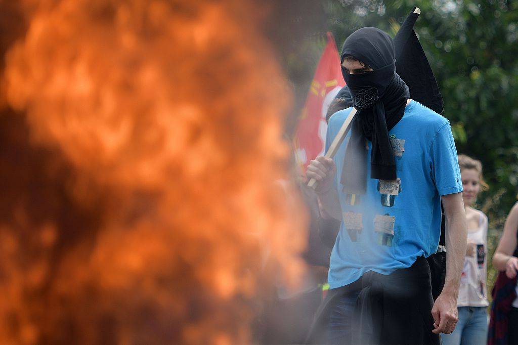 Scontri a Parigi durante la manifestazione contro la riforma del lavoro Scontri a Parigi durante la manifestazione contro la riforma del lavoro