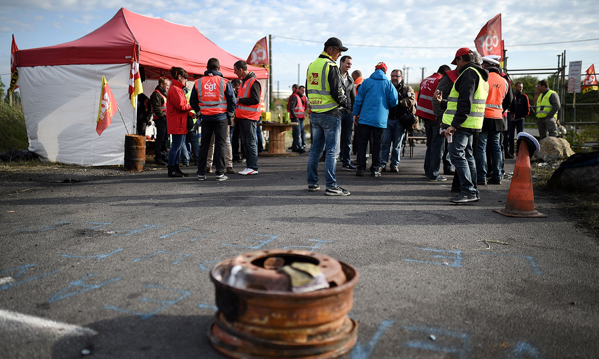 Scontri a Parigi durante la manifestazione contro la riforma del lavoro Scontri a Parigi durante la manifestazione contro la riforma del lavoro