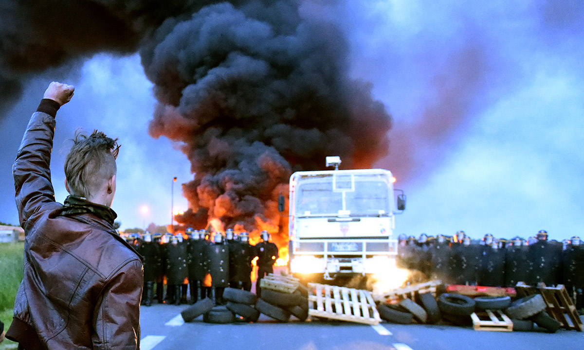 Scontri a Parigi durante la manifestazione contro la riforma del lavoro Scontri a Parigi durante la manifestazione contro la riforma del lavoro