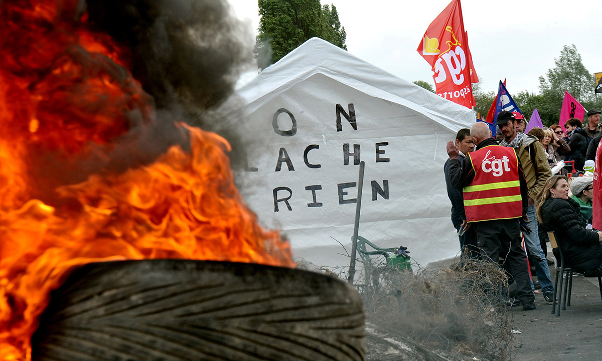 Scontri a Parigi durante la manifestazione contro la riforma del lavoro Scontri a Parigi durante la manifestazione contro la riforma del lavoro
