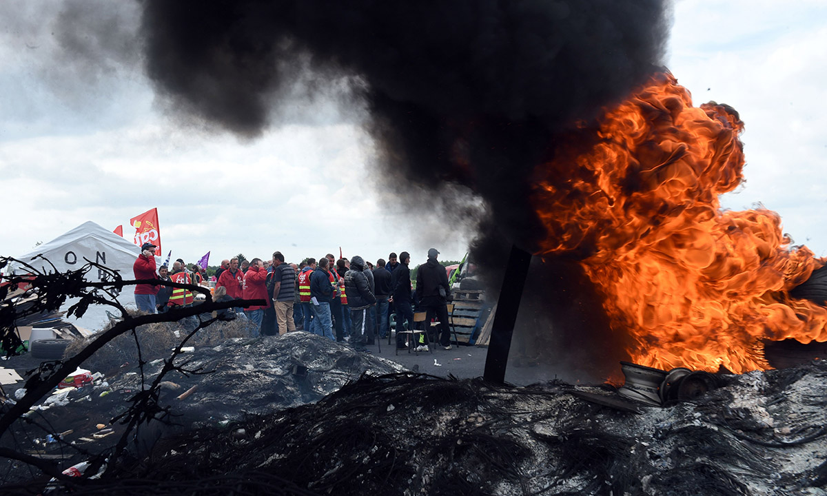 Scontri a Parigi durante la manifestazione contro la riforma del lavoro Scontri a Parigi durante la manifestazione contro la riforma del lavoro