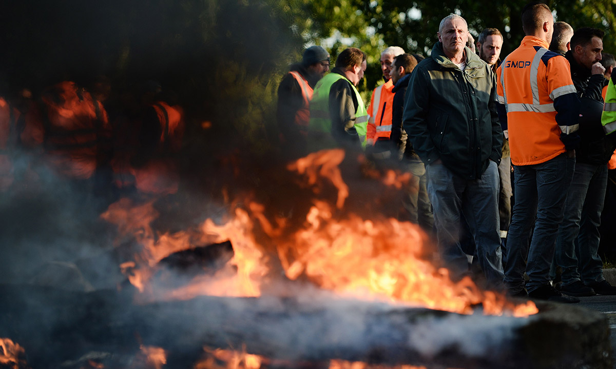 Scontri a Parigi durante la manifestazione contro la riforma del lavoro Scontri a Parigi durante la manifestazione contro la riforma del lavoro