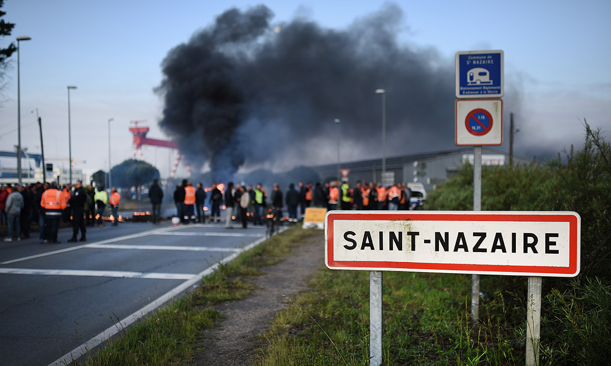 Scontri a Parigi durante la manifestazione contro la riforma del lavoro Scontri a Parigi durante la manifestazione contro la riforma del lavoro
