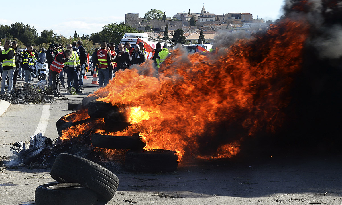 Scontri a Parigi durante la manifestazione contro la riforma del lavoro Scontri a Parigi durante la manifestazione contro la riforma del lavoro