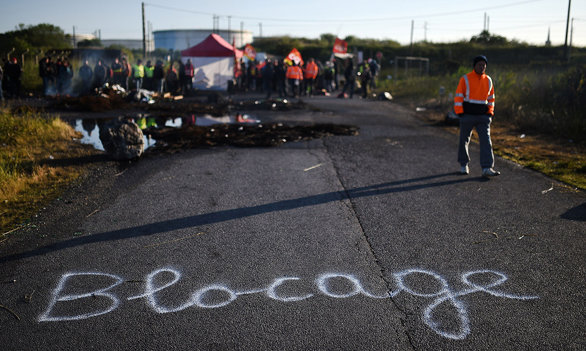 Scontri a Parigi durante la manifestazione contro la riforma del lavoro Scontri a Parigi durante la manifestazione contro la riforma del lavoro