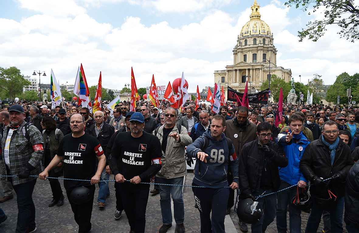 Scontri a Parigi durante la manifestazione contro la riforma del lavoro Scontri a Parigi durante la manifestazione contro la riforma del lavoro