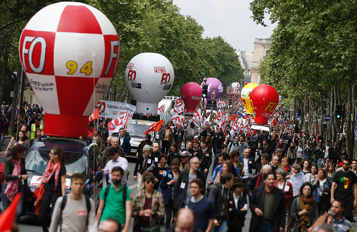 Scontri a Parigi durante la manifestazione contro la riforma del lavoro Scontri a Parigi durante la manifestazione contro la riforma del lavoro