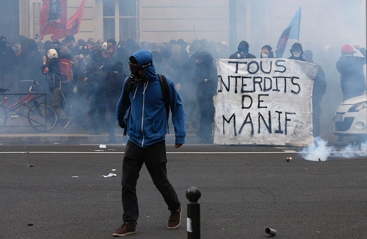 Scontri a Parigi durante la manifestazione contro la riforma del lavoro Scontri a Parigi durante la manifestazione contro la riforma del lavoro
