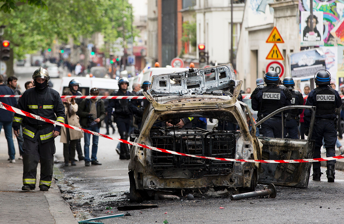 Scontri a Parigi durante la manifestazione contro la riforma del lavoro Scontri a Parigi durante la manifestazione contro la riforma del lavoro