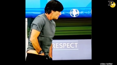 Joachim Löw (Ct. Germania) con le mani nei pantaloni