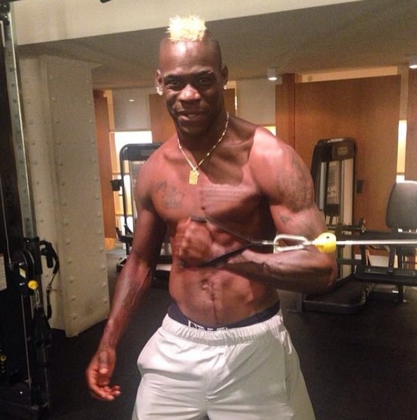 Rissa all’alba fuori da un locale: Balotelli coinvolto, un uomo perde 3 dita