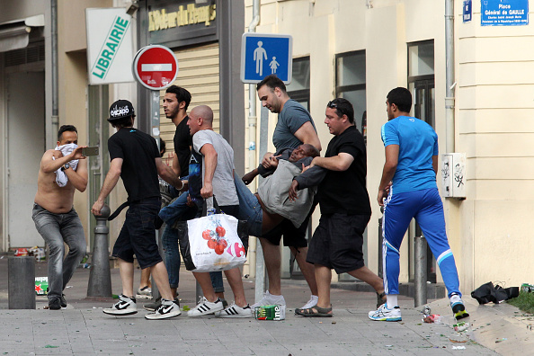 Euro 2016, scontri a Marsiglia: l’allarme hooligans dimenticato per l’Isis Euro 2016, scontri a Marsiglia: l’allarme hooligans dimenticato per l’Isis