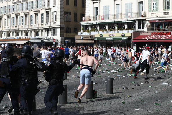 Euro 2016, scontri a Marsiglia: l’allarme hooligans dimenticato per l’Isis Euro 2016, scontri a Marsiglia: l’allarme hooligans dimenticato per l’Isis